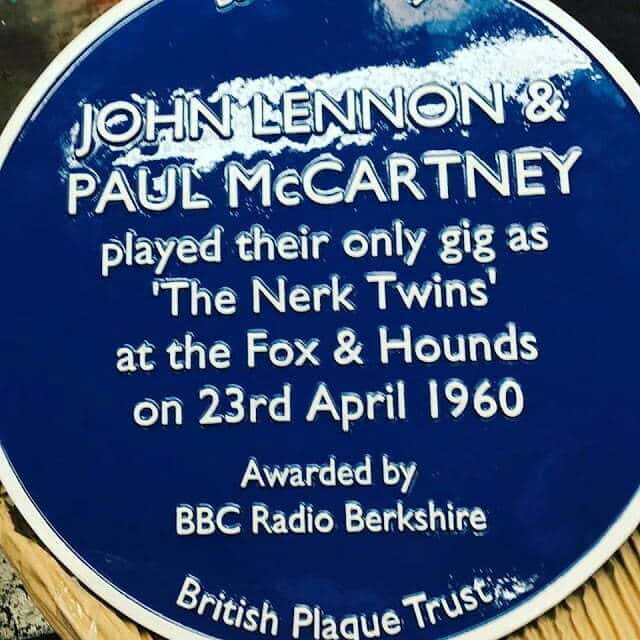 Une plaque inaugurée à Caversham pour saluer les Beatles #beatles