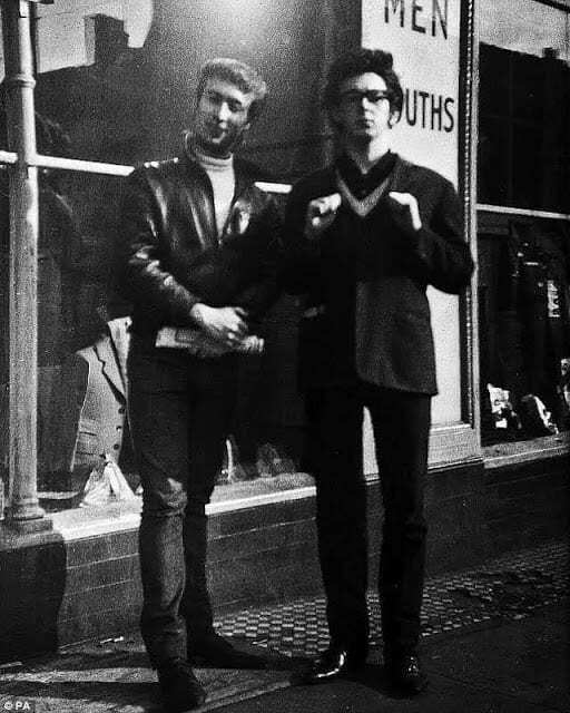 Une plaque inaugurée à Caversham pour saluer les Beatles #beatles