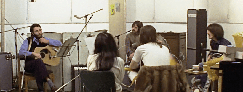 Le documentaire de près de huit heures, dont on se demande si les Fab Four peuvent encore s'en sortir, est une initiative des Beatles visant à montrer une vision moins hostile de l'un des derniers actes du groupe. C'est une image plus rose que celle qui a été montrée il y a 50 ans dans le film original réalisé sur ces sessions. "Get Back", avec son lot d'espiègleries et de chamailleries (dont une scène où George Harrison quitte brièvement le groupe), est un voyage à travers le processus créatif des gars, ainsi que leurs ébats et leurs fractures.