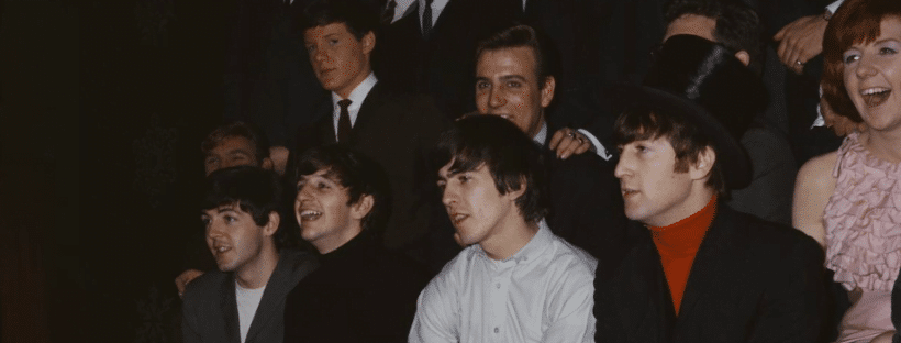 Les Beatles ont fait des choses étranges au cours de leurs dix années de vie commune, mais leur spectacle de Noël figure certainement en bonne place sur la liste des plus étranges. Le spectacle de Noël des Beatles était l'idée du manager du groupe, Brian Epstein. Les représentations ont eu lieu au cinéma Astoria de Finsbury Park, à Londres, et ont débuté la veille de Noël 1963. Les 100 000 billets ont tous été vendus. On peut dire sans se tromper qu'ils ont eu un succès retentissant.