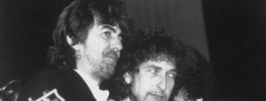 George Harrison a créé les Traveling Wilburys par accident. Les maisons de disques européennes avaient besoin d'une chanson supplémentaire pour Cloud Nine. Il a donc dû en faire une nouvelle rapidement. George a demandé l'aide de ses amis Jeff Lynne et Bob Dylan pour accélérer le processus, et ses autres copains, Tom Petty et Roy Orbison, sont venus pour regarder.