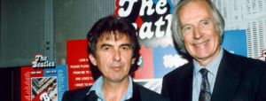 De nombreux fans savent que George Harrison a eu du mal à apporter des chansons aux Beatles. Cependant, certains fans ne savent probablement pas que George avait une autre force qui se dressait contre lui, le fidèle producteur du groupe, George Martin, que beaucoup considèrent comme le cinquième Beatle.