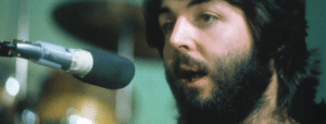 Si vous avez regardé attentivement le nouveau documentaire de Peter Jackson, The Beatles : Get Back, vous avez peut-être appris des choses intéressantes sur les Beatles. Cependant, certains n'ont peut-être pas réalisé que le documentaire préfigurait deux événements majeurs de l'histoire du groupe. Dans une scène, l'éditeur Dick James parle à Paul McCartney du catalogue du groupe. Dans une autre, John Lennon dit à George Harrison qu'Allen Klein est un génie.