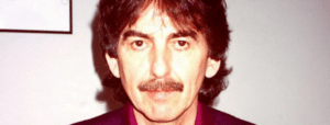Lorsque George Harrison a quitté les Beatles, il a dû faire quelque chose. Il avait été négligé par ses camarades pendant des années, même s'il était devenu un excellent auteur-compositeur. En fait, George était devenu un si grand auteur-compositeur que des chansons sortaient constamment de lui jusqu'à ce qu'il en ait tellement qu'il a dû commencer à les stocker.