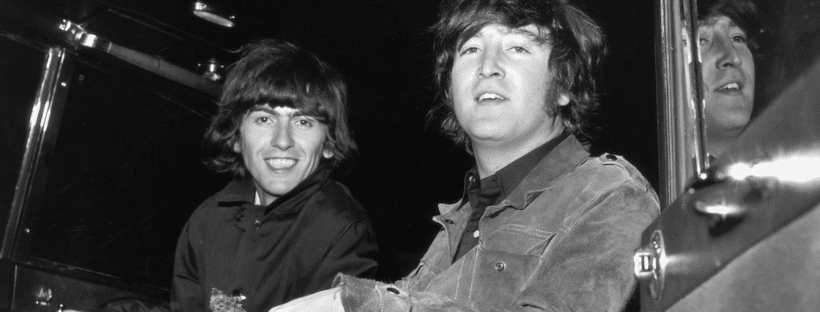 George Harrison et John Lennon étaient proches la plupart du temps. George était comme un petit frère pour John, et ils se sont liés. Mais leur relation était toujours sur le point de se terminer. George a souvent l'impression de ne pas faire partie du groupe, surtout parce que John et Paul McCartney sont les principaux auteurs-compositeurs. Finalement, vers la fin des Beatles, la relation de George et John devient encore plus fragmentée. Pendant le tournage de Let It Be, ils se sont battus et George est parti en trombe. Son départ ne perturbe pas John, et leur relation s'enfonce dans des eaux troubles.