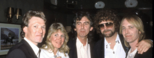George Harrison aimait passer du temps avec ses amis. Être proche d'eux signifiait qu'il était plus proche de Dieu. George se présentait chez eux tard dans la nuit, s'attendant à des sessions de jam, qu'ils ne pouvaient jamais refuser car ils l'aimaient tout autant. Alors, s'ils aiment tous jammer et traîner ensemble, pourquoi ne pas créer l'un des plus grands supergroupes du monde ?