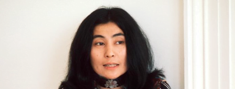 Le titre de 1971 de Yoko Ono, " Listen, The Snow Is Falling ", est aujourd'hui disponible sur toutes les plateformes de streaming pour la première fois - écoutez-le ci-dessous. Le titre est sorti à l'origine en tant que face B de l'emblématique " Happy Xmas (War Is Over) " de John Lennon, avec Lennon à la guitare.