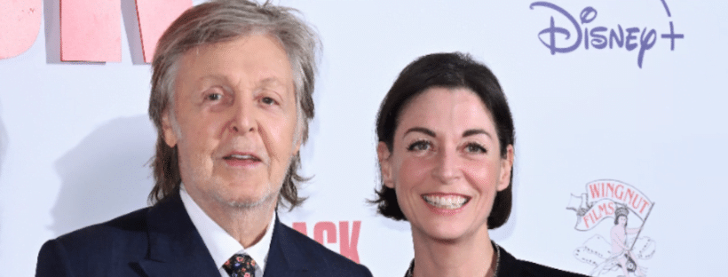 Mary, la fille de Paul McCartney, partage les traditions alimentaires de sa famille dans sa série Discovery+ Mary McCartney Serves it Up. Lors du premier épisode de la saison 2, elle a accueilli son célèbre père, l'icône des Beatles Paul McCartney dans sa cuisine, où ils ont dégusté un dîner dominical préféré de la famille. La photographe britannique a invité Paul à cuisiner avec elle et à partager les traditions de vacances de leur famille dans un épisode spécial de la série, axé sur la cuisine végétarienne.