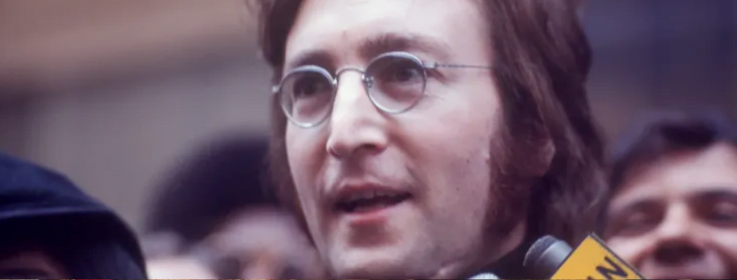 Les fans rendent hommage à Strawberry Fields à New York à l'occasion du 41e anniversaire du meurtre de John Lennon