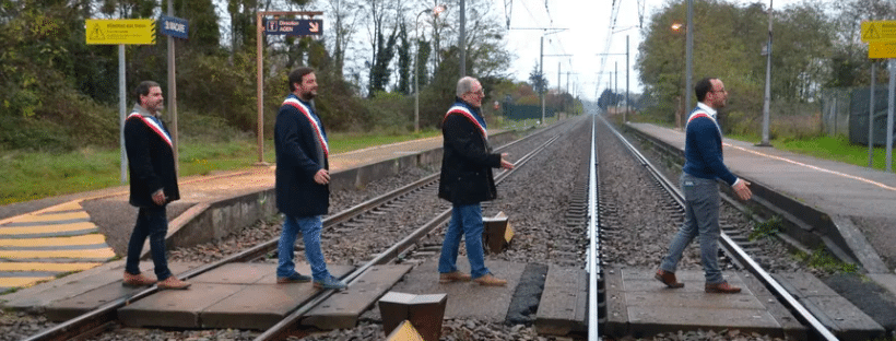 Quatre maires du Sud-Gironde parodient la pochette d'Abbey Road des Beatles pour défendre les lignes de TER