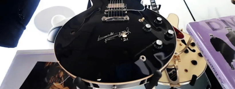 La guitare Keith Richards rivalise avec la basse de Paul McCartney aux enchères
