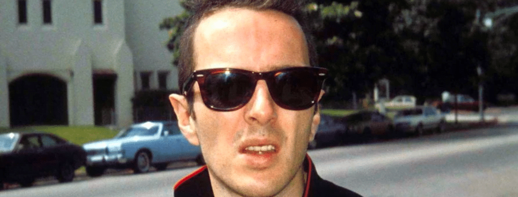 Pourquoi Joe Strummer, le leader des Clash, méprisait Apple Records, le label des Beatles.