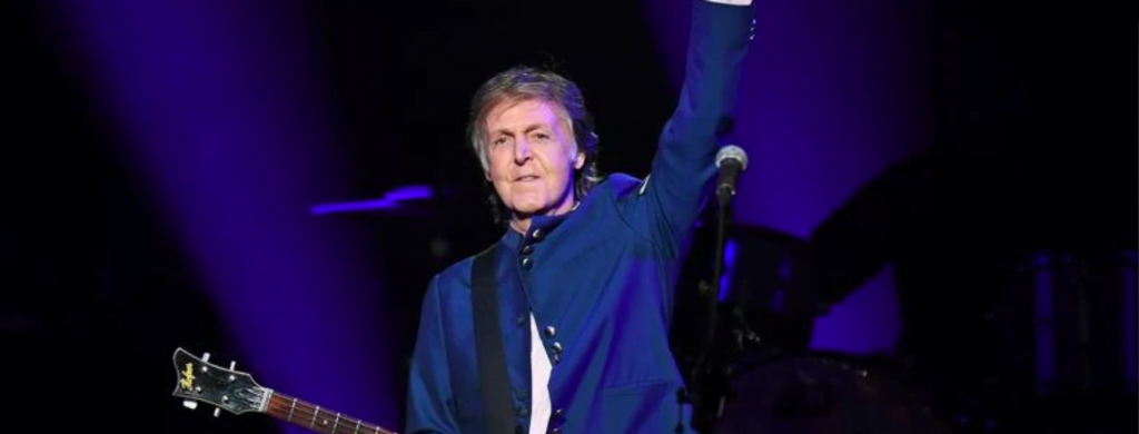 Paul McCartney est devenu l'un des bassistes les plus influents de tous les temps. Au cours de son passage au sein des Beatles, de sa carrière avec Wings dans les années 1970 et de sa carrière solo ultérieure, Paul McCartney a toujours occupé le bas de la section rythmique avec des passages créatifs et un contrepoint mélodique. Cependant, il lui a fallu beaucoup de temps pour se sentir à l'aise avec son association avec l'instrument.