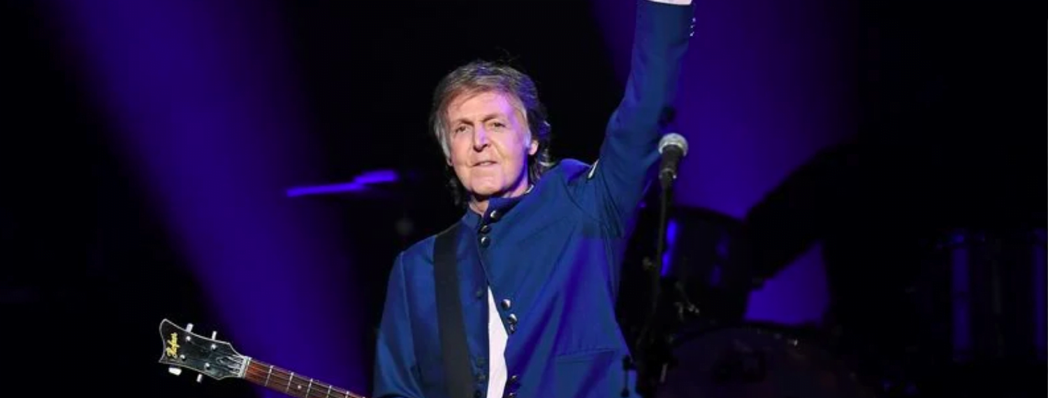Paul McCartney est devenu l'un des bassistes les plus influents de tous les temps. Au cours de son passage au sein des Beatles, de sa carrière avec Wings dans les années 1970 et de sa carrière solo ultérieure, Paul McCartney a toujours occupé le bas de la section rythmique avec des passages créatifs et un contrepoint mélodique. Cependant, il lui a fallu beaucoup de temps pour se sentir à l'aise avec son association avec l'instrument.