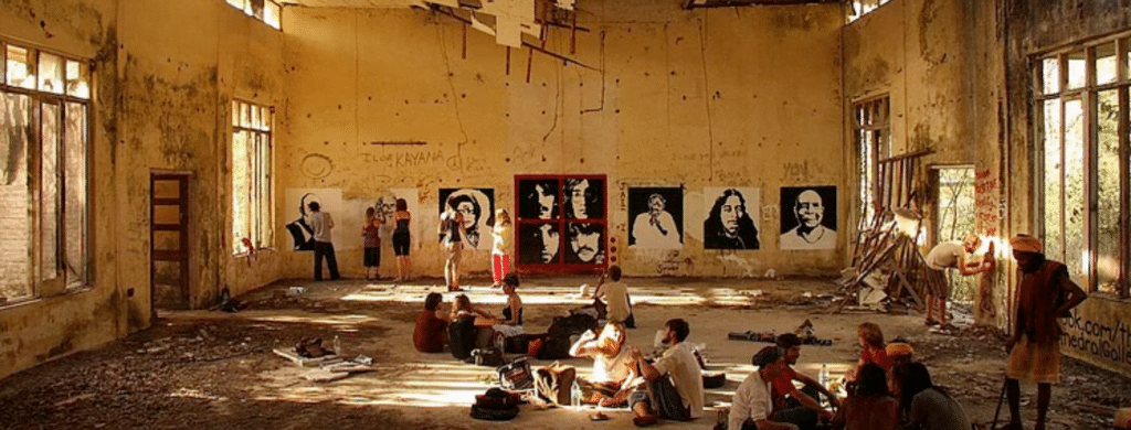 Les garçons des Beatles sont venus à Rishikesh pour un cours de trois mois, mais aucun d'entre eux ne l'a terminé. Ringo est le premier à partir après seulement 10 jours. Paul est resté cinq semaines, tandis que John et George sont partis après huit semaines.