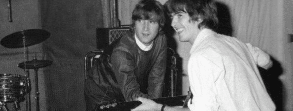 Les Beatles ont d'innombrables chansons qui peuvent être qualifiées de classiques. De "Let It Be" à "Here Comes The Sun" en passant par "A Day in the Life", il existe d'innombrables exemples de chansons des Beatles qui ont fini par définir le patrimoine musical du Royaume-Uni et l'histoire de la musique en général. Cela ne signifie pas nécessairement que les Beatles eux-mêmes considèrent toutes ces chansons comme des classiques. En fait, je serais prêt à dire qu'après avoir joué la plupart de leurs premières œuvres d'innombrables fois en concert, John Lennon et Paul McCartney auraient été heureux de ne plus jamais écouter des morceaux comme "Eight Days A Week". Selon McCartney, en fait, la meilleure chose dans cette face B de 1964 était le titre.