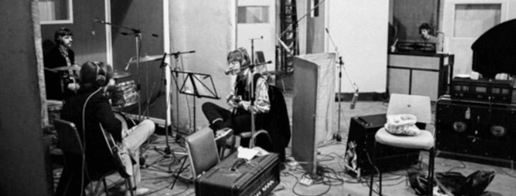 Les beatles en train d'enregistrer Sgt Pepper's