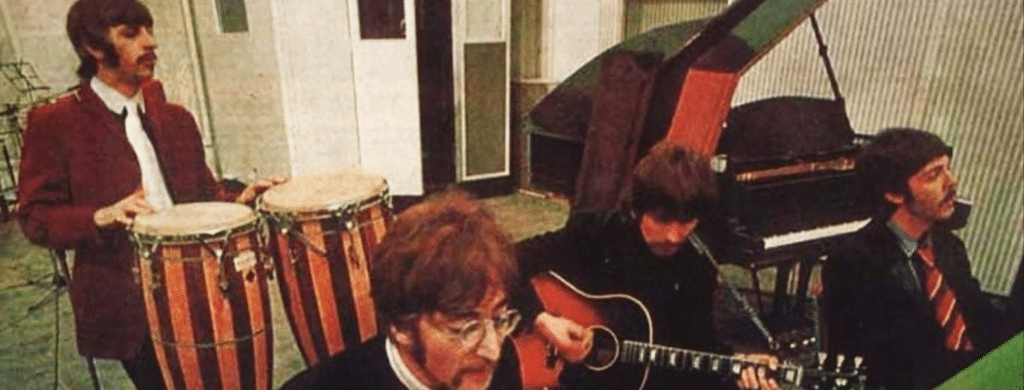 Un tel dévouement signifie que presque toutes les chansons des Beatles ont été plus ou moins comprises, à l'exception, bien sûr, de l'un des morceaux les plus merveilleux du groupe, le magnifique "A Day in the Life". Il s'agit des derniers instants de l'album sans doute le plus créatif du groupe, Sgt. Pepper's Lonely Hearts Club Band, qui est entré dans l'histoire comme l'une des meilleures chansons de Lennon, Paul McCartney, George Harrison et Ringo Starr. Pourtant, en dépit du fait que la chanson a reçu un traitement sans fin au cours des décennies qui ont suivi sa sortie, Lennon a fourni une comparaison que nous essayons toujours de comprendre.
