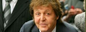 Yesterday" est l'une des chansons les plus connues des Beatles. Lors d'une interview avec l'animateur Jonathan Ross, Paul McCartney a discuté de la version d'Elvis Presley de "Yesterday". Il a noté qu'Elvis avait changé l'une des paroles de la chanson et que le public de Ross avait trouvé ce changement risible.