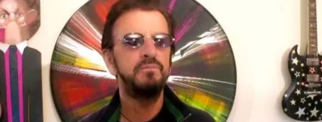 On ne présente plus RINGO STARR. Devenu célèbre en tant que batteur du groupe légendaire The Beatles, le musicien a également sorti de nombreux singles et albums solo, dont son dernier EP intitulé Change the World, qui est sorti en septembre 2021. Cependant, c'est avant même que la star ne soit célèbre que ses problèmes de santé ont commencé, dont les effets sont restés avec lui pendant des années.