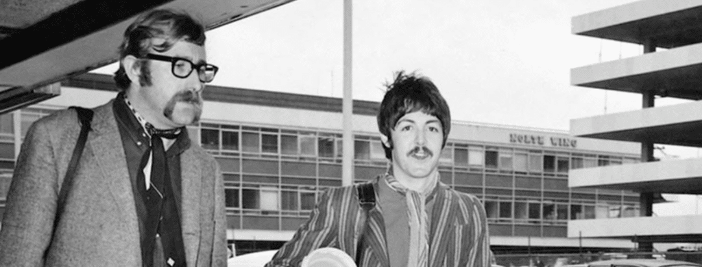 Pendant sept ans, Mal Evans a été le road manager des Beatles, de 1963 à 1970, alors qu'ils atteignaient des sommets musicaux jamais égalés. Veiller au bon fonctionnement du groupe le plus célèbre de l'histoire n'était pas une tâche facile, mais Mal Evans y est parvenu avec un tel aplomb qu'il a eu le temps de nouer un lien si fort avec le groupe que vous l'aurez sans doute vu flotter dans des scènes du dernier documentaire de Peter Jackson, Get Back : The Beatles. Cependant, six ans après la séparation des "Fab Four", des circonstances étranges ont conduit à la mort tragique d'Evans.