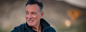 Dans l'une de ses dernières interviews, Lennon a évoqué les critiques auxquelles lui et sa femme Yoko Ono ont été confrontés au cours de leur carrière. Cependant, il semblait un peu trop préoccupé par l'avenir de Springsteen. John a déclaré que les choses pourraient être difficiles pour Bruce lorsque les gens décideraient qu'il n'est plus Dieu.
