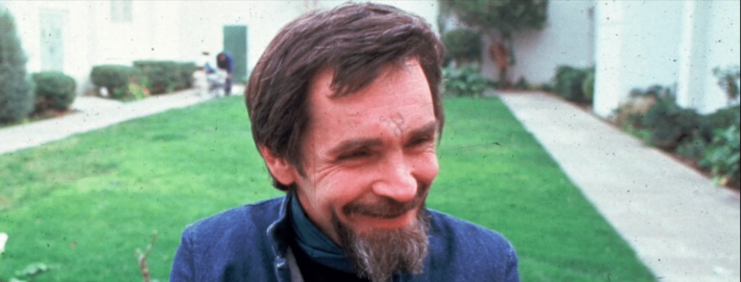 Charles manson interprète les chansons des Beatles