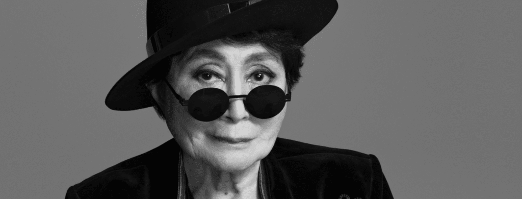 Il y a une raison pour laquelle John Lennon est tombé amoureux de Yoko Ono. En fait, il y a plusieurs raisons. Elle était avant-gardiste, créative et avait une philosophie de l'art que personne d'autre (pas même les autres Beatles) ne lui aurait montrée.