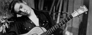 La chanson "Heartbreak Hotel" d'Elvis Presley est l'une des plus célèbres des années 1950. Lors d'une interview, Paul McCartney des Beatles a expliqué comment il a obtenu la basse utilisée dans cette chanson. Il est intéressant de noter que Paul a utilisé la basse même s'il ne pense pas pouvoir en jouer correctement.
