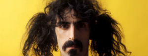 Zappa est admiré par les figures de proue de la scène rock des années 60, mais il est ambivalent quant à son statut croissant de figure de la contre-culture. Lorsque Jimi Hendrix rejoint les Mothers sur scène, Zappa part et s'assoit avec le public, non pas par respect pour Hendrix mais par manque de connexion. Comme il l'a dit plus tard à Eric Clapton lorsque ce dernier lui a demandé de jammer avec lui, Zappa a déclaré : "Il n'était pas du genre à faire des jams". Qu'il soit un véritable râleur, un libre penseur résolument anti-establishment, ou les deux, Zappa a toujours été destiné à tracer sa propre voie en dehors du courant dominant.