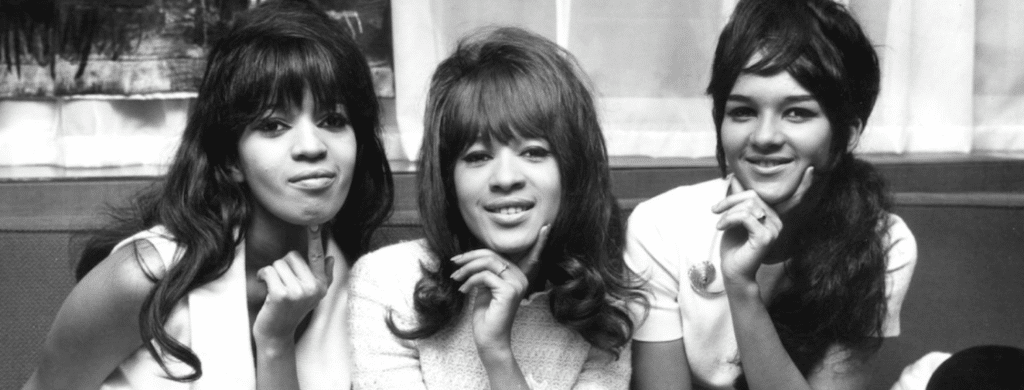 Lorsque les Beatles atterrissent en Amérique, ils ne savent pas quoi faire d'eux-mêmes. La Beatlemania était montée en flèche, et le groupe était essentiellement prisonnier de ses chambres d'hôtel. Selon Spector, les Ronettes ont été les premiers amis que les Beatles ont pensé à appeler pour les aider.