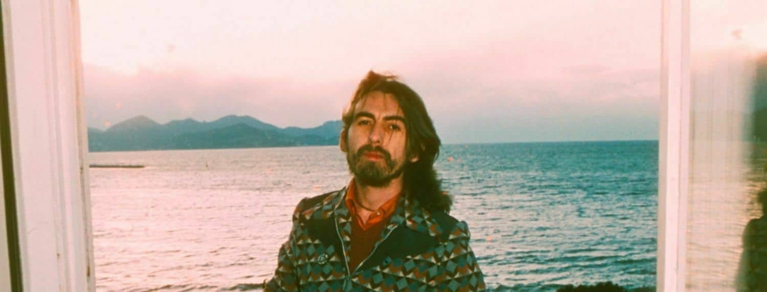 George Harrison savait être à la fois spirituel, cynique et plein d'esprit. C'est exactement ce qu'il a fait en intitulant ses mémoires de 1980 I Me Mine. Sa femme, Olivia, a expliqué ce qui passait par la tête de George pour choisir un nom, dans son introduction à la réédition du livre en 2017.