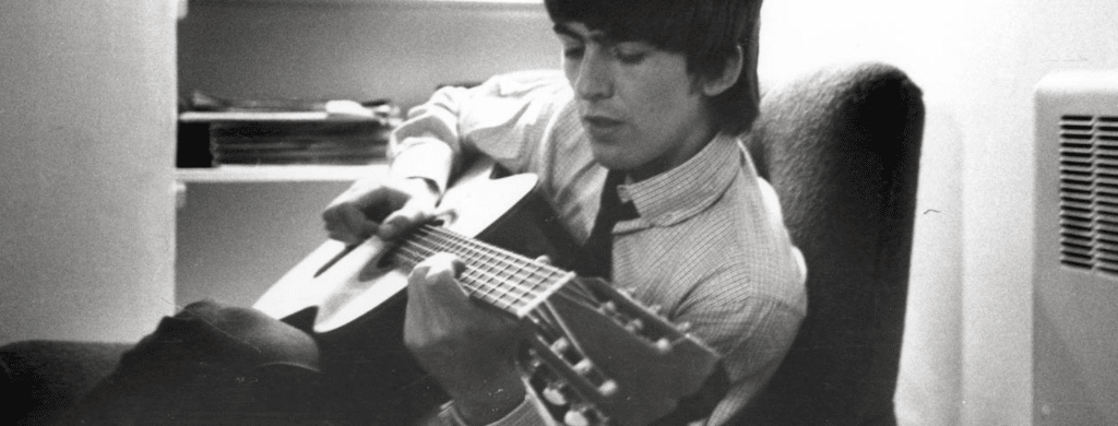 George Harrison avait des tonnes d'inspiration lorsqu'il allait écrire une chanson. Qu'il s'agisse de sa spiritualité ("My Sweet Lord"), de ses copains de course ("Faster"), ou même de quelque chose d'aussi simple qu'une phrase sur une boîte en carton (The Traveling Wilburys' "Handle With Care"), les mondes matériel et spirituel donnaient constamment des idées à George.
