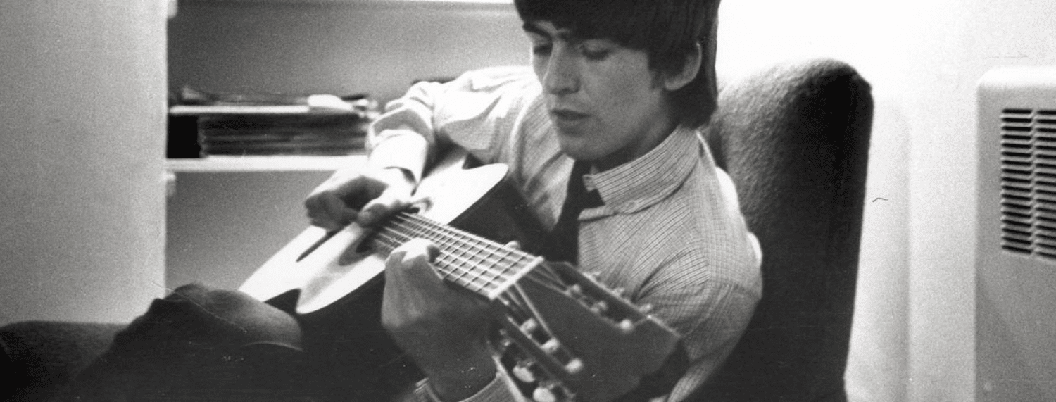 George Harrison avait des tonnes d'inspiration lorsqu'il allait écrire une chanson. Qu'il s'agisse de sa spiritualité ("My Sweet Lord"), de ses copains de course ("Faster"), ou même de quelque chose d'aussi simple qu'une phrase sur une boîte en carton (The Traveling Wilburys' "Handle With Care"), les mondes matériel et spirituel donnaient constamment des idées à George.