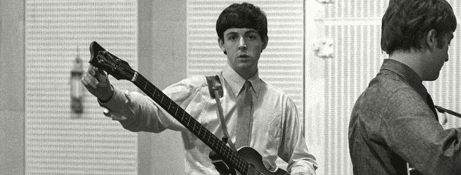 C'est au cours de la dernière session de " Honey Pie " que McCartney se lance dans un solo pour " Martha My Dear ".