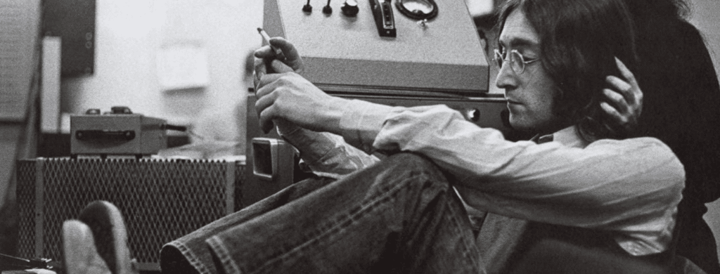 John Lennon enregistrant la chanson Revolution en 1968