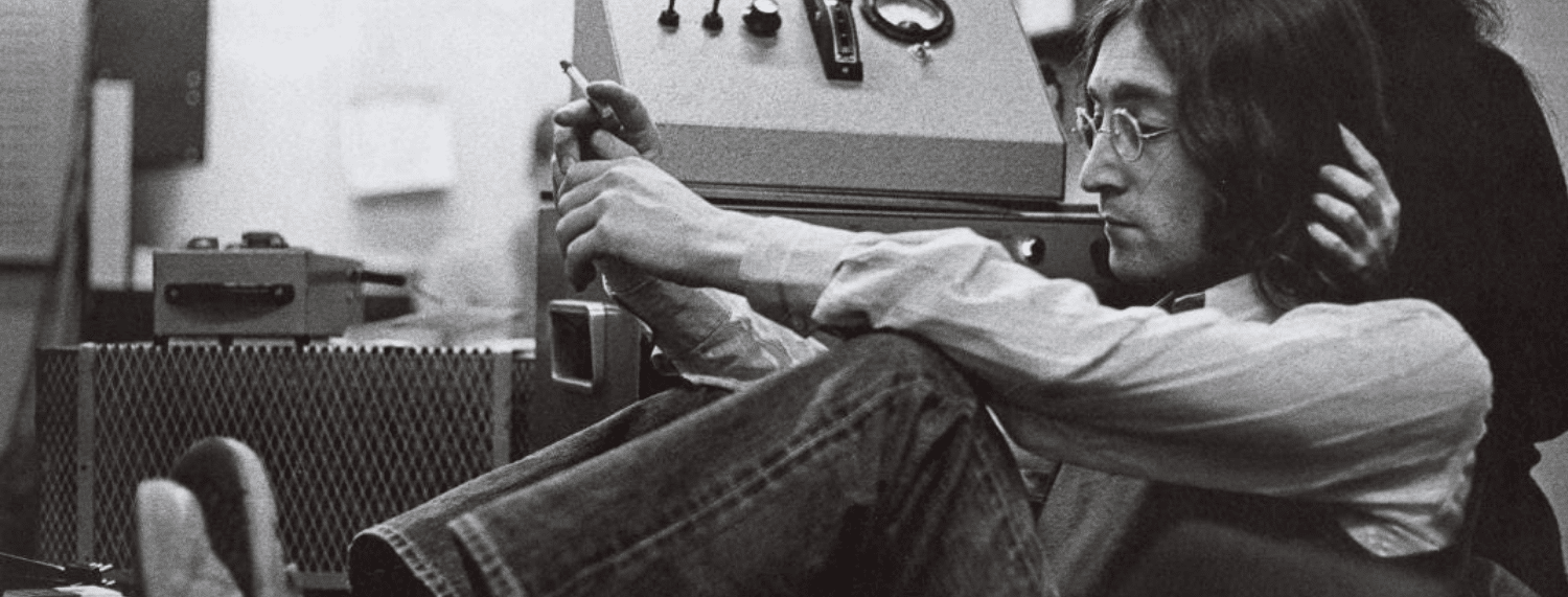 John Lennon enregistrant la chanson Revolution en 1968
