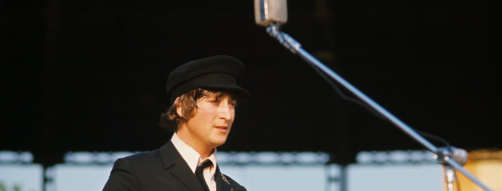 John Lennon sur scène aux Etats Unis, seul