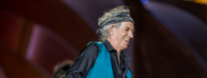 Les deux groupes légendaires, les Beatles et les Rolling Stones, étaient censés entretenir une rivalité entre eux. Comme ils étaient les deux pionniers de leur époque, les médias ont souvent encouragé leur rivalité et ont popularisé ou exagéré les disputes entre les membres du groupe. En fait, au début de leur carrière musicale, les deux groupes étaient amis et semblaient bien s'entendre.