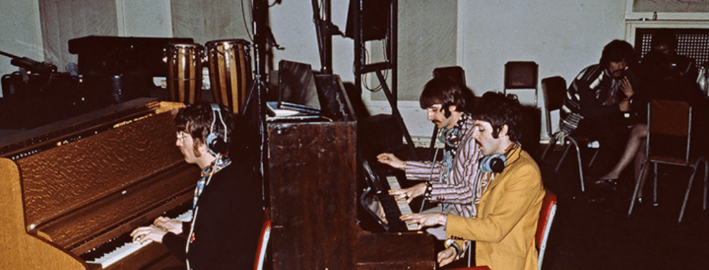 Quel dommage que "A Day In The Life" ne soit que la coda d'une collection d'œuvres qui ne se distinguent pas autrement. Nous avons besoin des Beatles, non pas en tant que compositeurs cloîtrés, mais en tant que compagnons. Et ils ont besoin de nous. En substituant le conservatoire du studio à un public, ils ont cessé d'être des artistes populaires, et ce changement est ce qui fait de leur nouvel album un monologue."