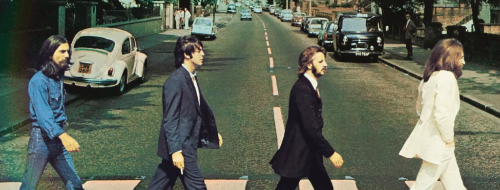 Les Beatles en train de traverser le passage de Abbey Road