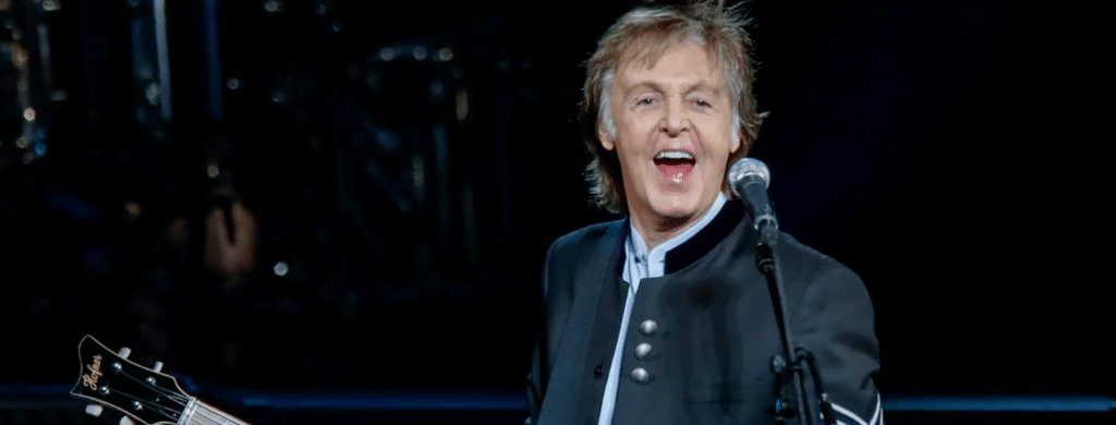 Bien que Paul McCartney soit surtout connu pour son immense succès avec les Beatles, il a également poursuivi une carrière solo productive après la dissolution du groupe. Il a sorti dix-huit albums solo à ce jour, ce qui témoigne de son énergie inépuisable pour la musique. Son dernier album studio, " McCartney III ", est sorti le 18 décembre 2020, comme une succession des albums " McCartney " et " McCartney II ".