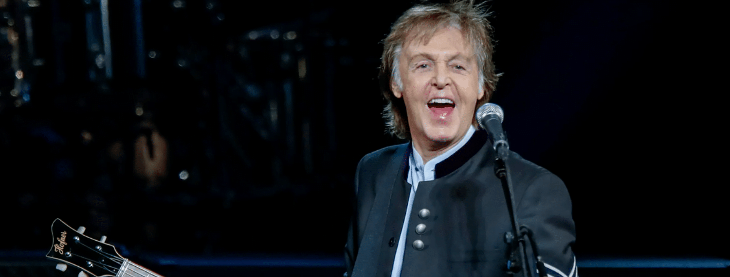 Bien que Paul McCartney soit surtout connu pour son immense succès avec les Beatles, il a également poursuivi une carrière solo productive après la dissolution du groupe. Il a sorti dix-huit albums solo à ce jour, ce qui témoigne de son énergie inépuisable pour la musique. Son dernier album studio, " McCartney III ", est sorti le 18 décembre 2020, comme une succession des albums " McCartney " et " McCartney II ".
