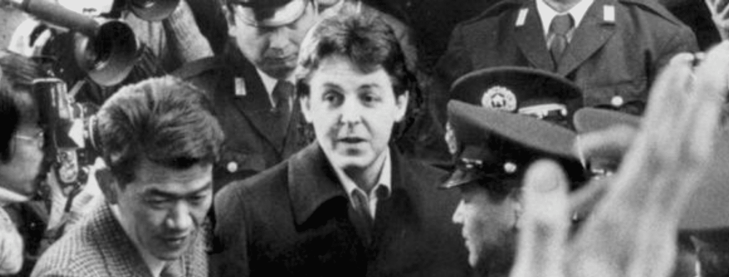 La fois où Paul McCartney a été arrêté et emprisonné après une saisie de drogue au Japon. La fois où Paul McCartney a été arrêté et emprisonné après une saisie de drogue au Japon.