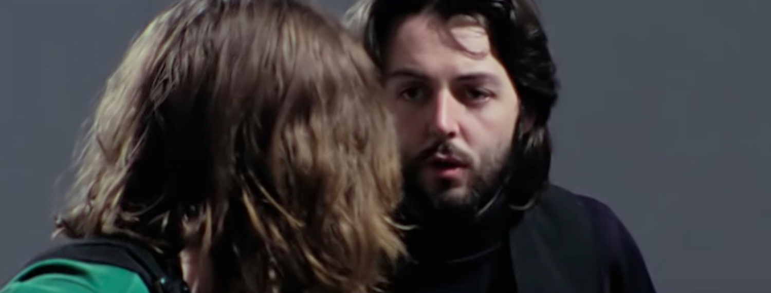 Cette chanson, qui figure sur le dernier disque du groupe, Let It Be, est largement considérée comme l'un des derniers moments où le groupe a été filmé. Comme la plupart des fans vous le diront, la majeure partie de Let It Be a été enregistrée avant leur avant-dernier disque Abbey Road, mais cette chanson a été terminée après la sortie de ce disque et dans des circonstances peu réjouissantes. Comme John Lennon l'a dit en 1980 en parlant avec David Sheff, "Il a eu une petite poussée juste avant notre séparation. Je pense que le choc de Yoko Ono et de ce qui se passait lui a donné un élan créatif, y compris 'Let It Be' et 'Long And Winding Road', car c'était son dernier souffle."