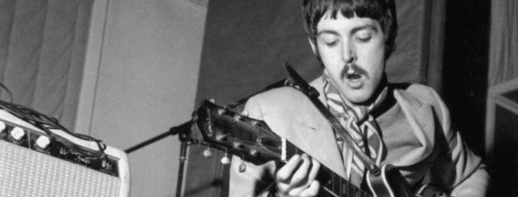 Paul McCartney en train de jouer de la guitare en 1967