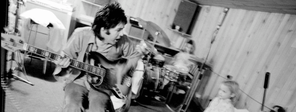 Paul McCartney en train d'enregistrer avec les Wings