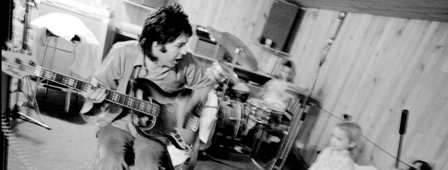 Paul McCartney en train d'enregistrer avec les Wings