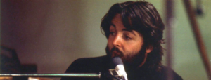 Paul McCartney en train de chanter lors des sessions Let It be, de janvier 1969