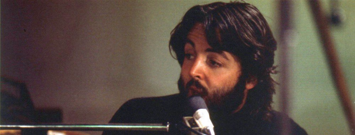 Paul McCartney en train de chanter lors des sessions Let It be, de janvier 1969